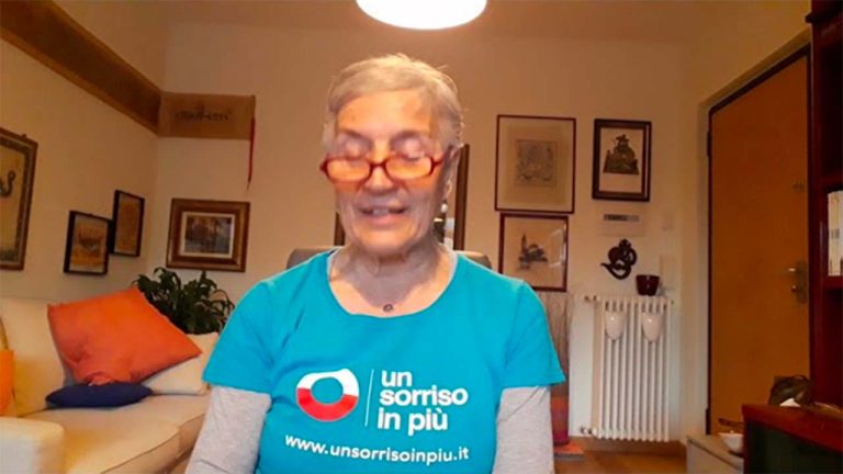 Ileana volontaria di Un Sorriso in Più legge racconti per gli anziani